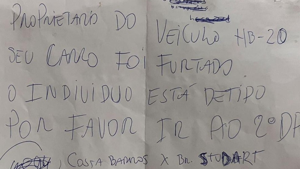 Polícia deixou bilhete para informar a dono de carro que havia prendido suspeito de arrombar e furtar pertences do veículo em Fortaleza. — Foto: Arquivo pessoal