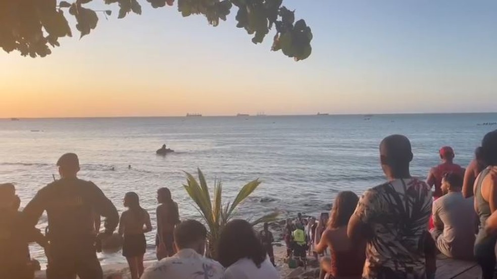 Bombeiros fazem buscas por adolescente que desapareceu no mar da Praia de Iracema, em Fortaleza. — Foto: Brenda Albuquerque/ SVM