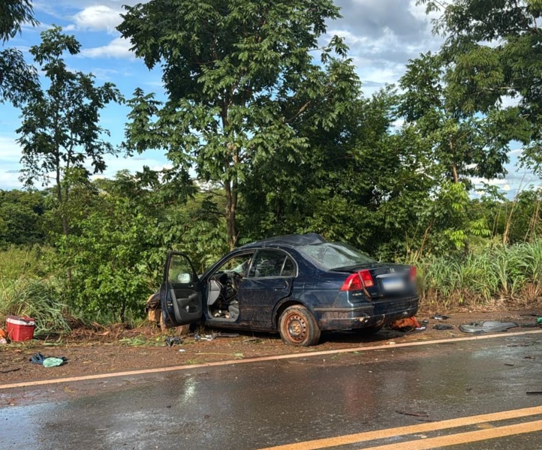 Carro bate em árvore na BR-251 e deixa um morto e um ferido