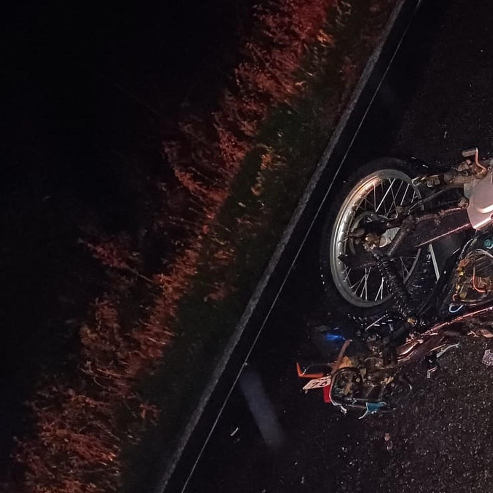 Moto destruída após acidente na BR-405 no interior do RN — Foto: Cedida