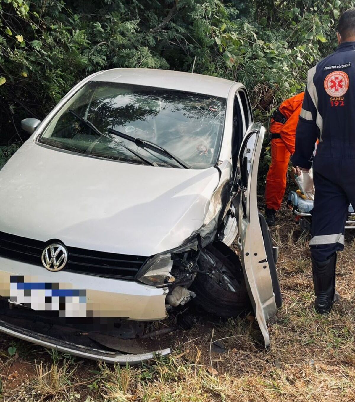 Três ficam feridos após carro sair da pista, bater na lateral de caminhão e atingir arbustos na BR-135