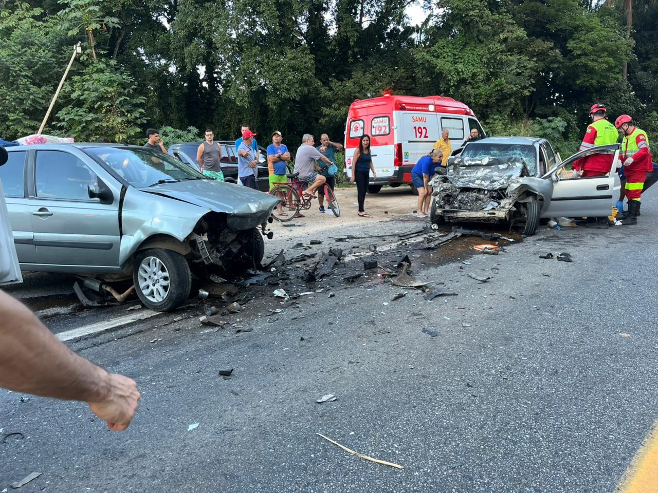 Uma pessoa morre e duas ficam gravemente feridas em batida de frente entre dois carros na BR-101, no ES