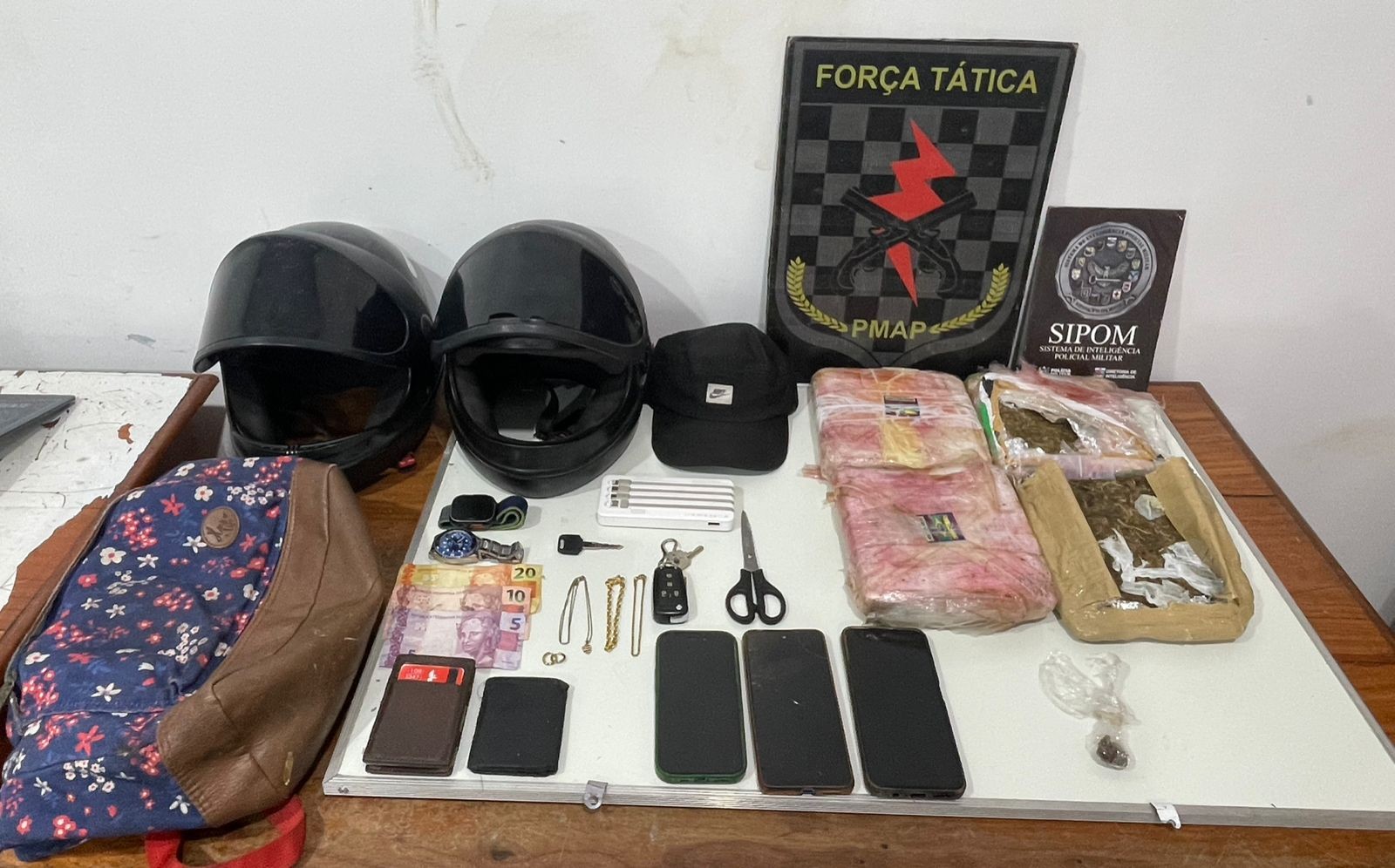 Polícia prende trio com maconha escondida em carro que seguia de Santana para Macapá