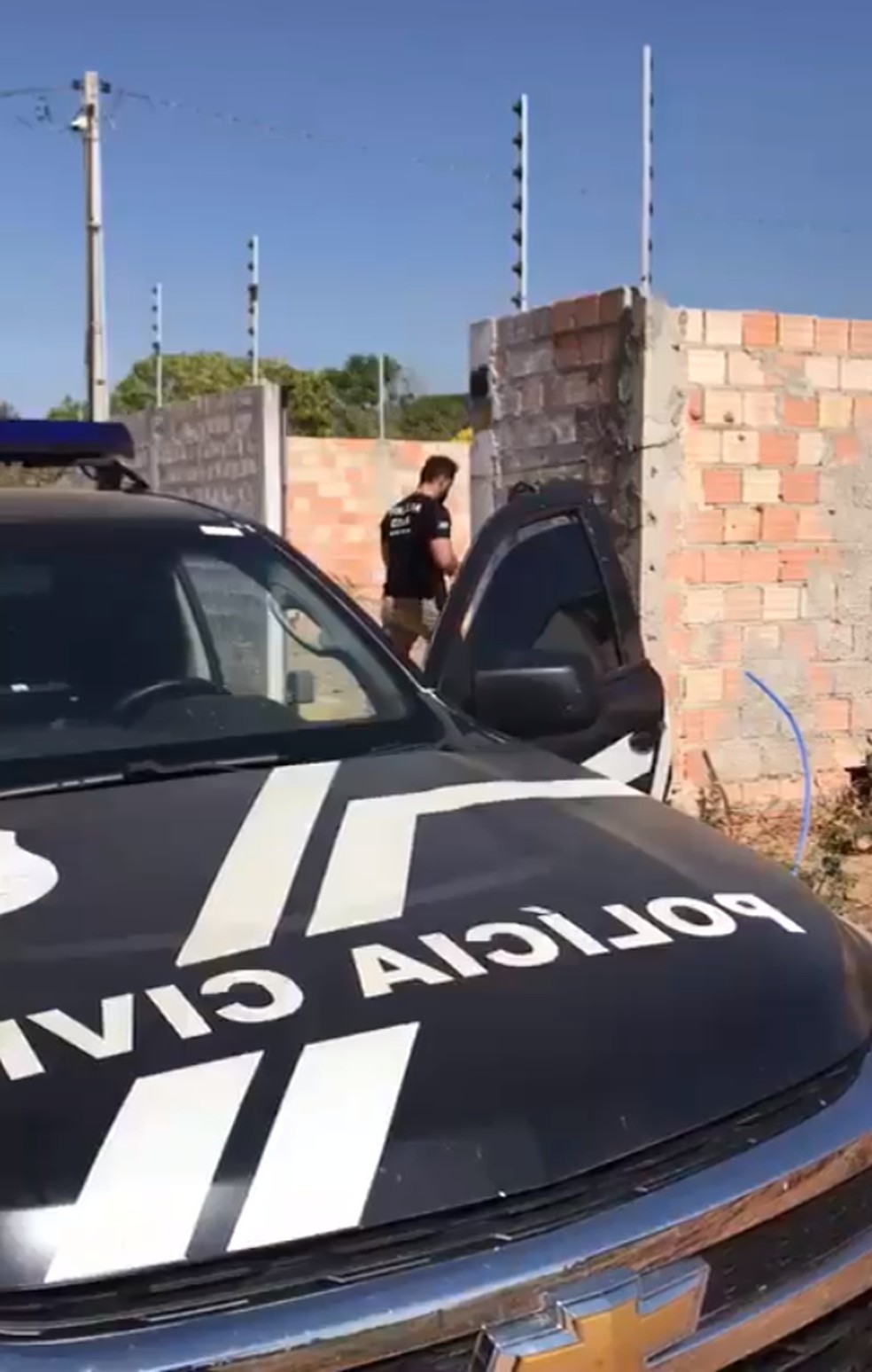 Foram apreendidos três veículos, sendo uma caminhonete e dois carros de passeio. — Foto: Polícia Civil 