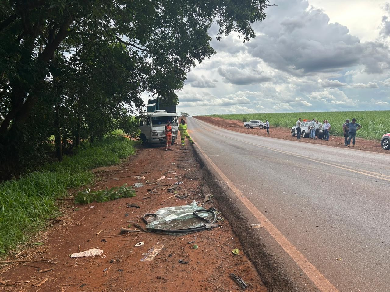 Funcionário de usina morre em colisão frontal entre caminhonete e caminhão em vicinal do interior de SP