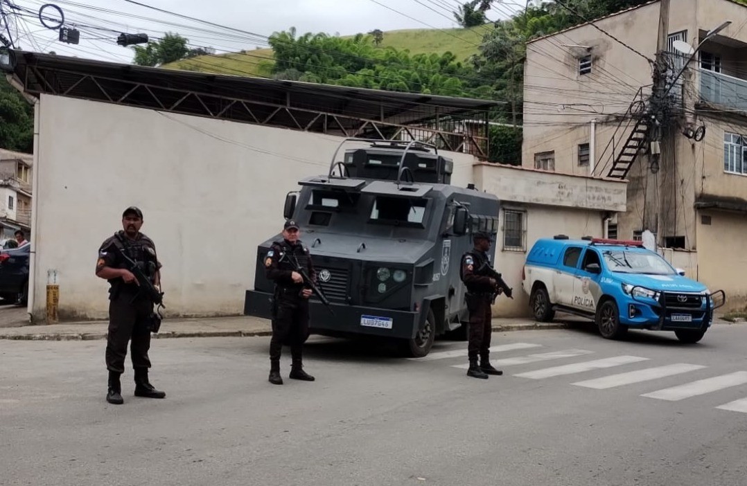 VÍDEO: Ataque a tiros de fuzil termina com três mortos e três feridos no RJ