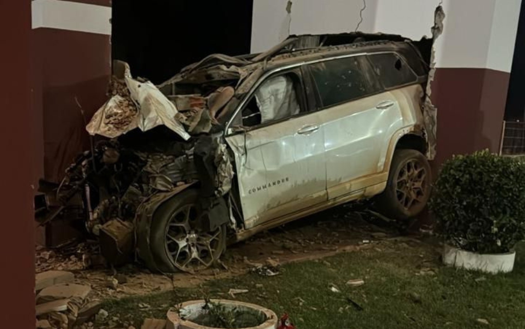 Motorista morre após bater carro de luxo contra portal da entrada de cidade em Goiás; vídeo