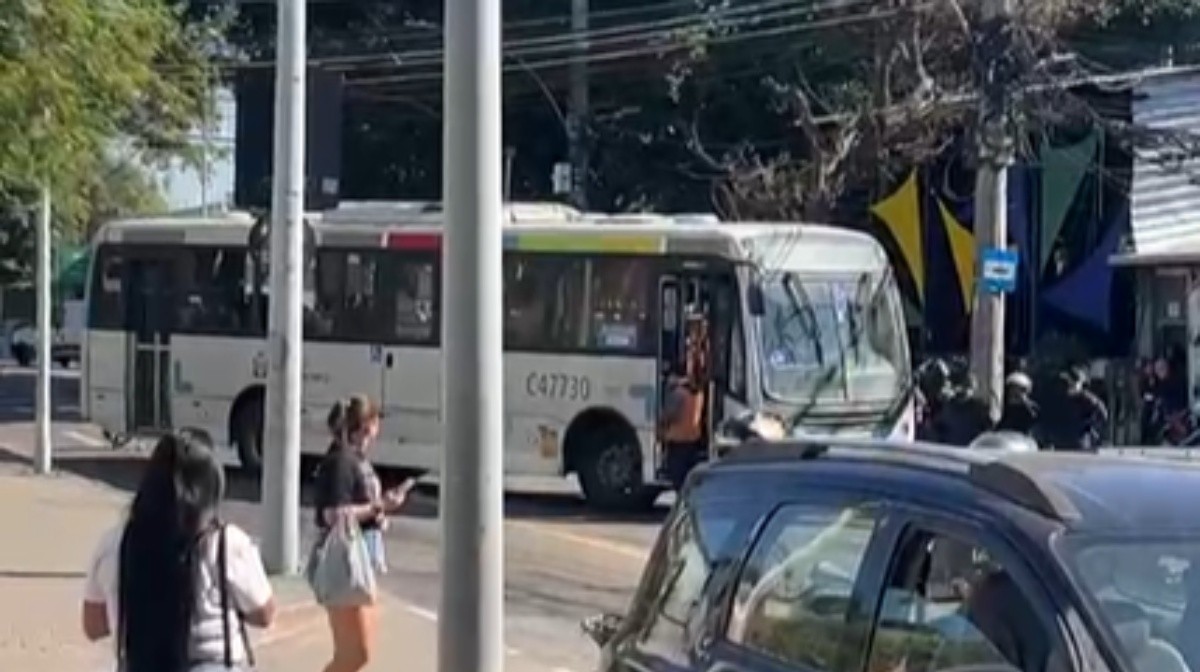 Três ônibus são usados como barricadas na Zona Sudoeste do Rio