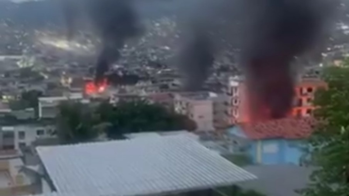 Vídeo mostra cenário de guerra e dezenas de tiros no Complexo da Penha durante megaoperação