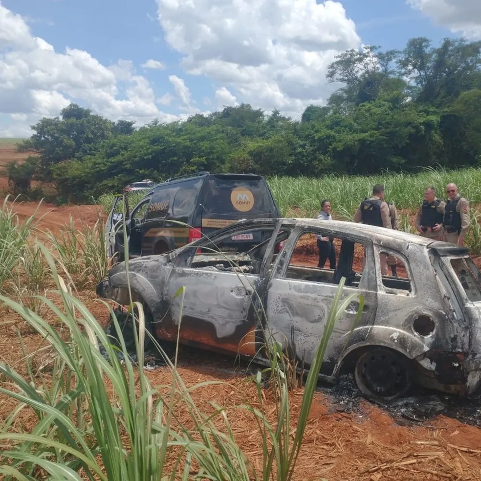Carro carbonizado em fazenda de Comendador Gomes — Foto: PM/Divulgação