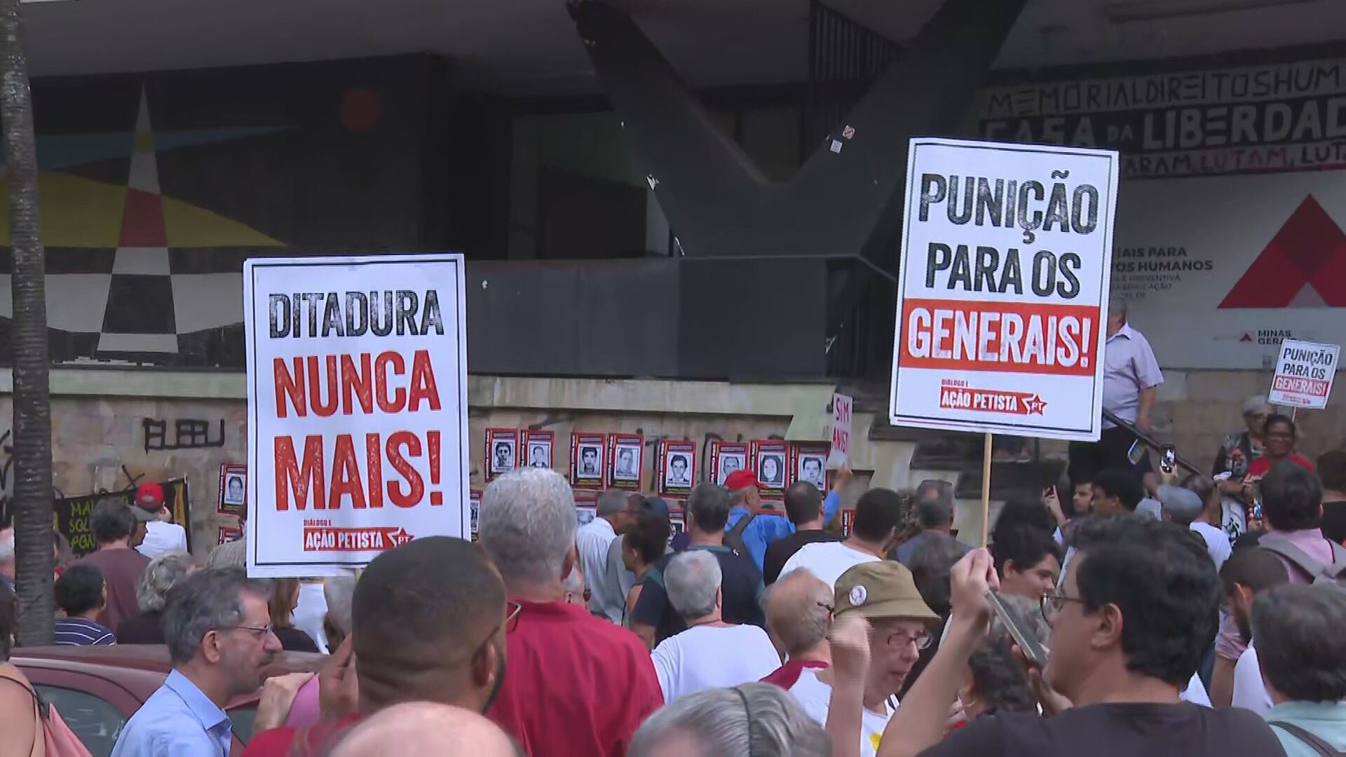 Presos e torturados pelo regime militar fazem ato contra ditadura em Belo Horizonte: 'Para a história não se repetir'