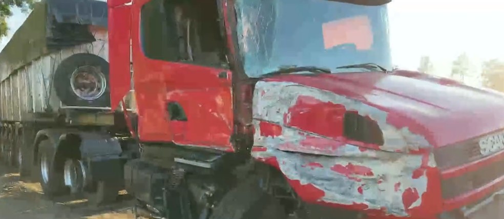 Carreta carregada com 74 toneladas de madeira pega fogo após acidente com outro caminhão carregado com açúcar na Rodovia Anhanguera em Limeira — Foto: Reprodução/EPTV