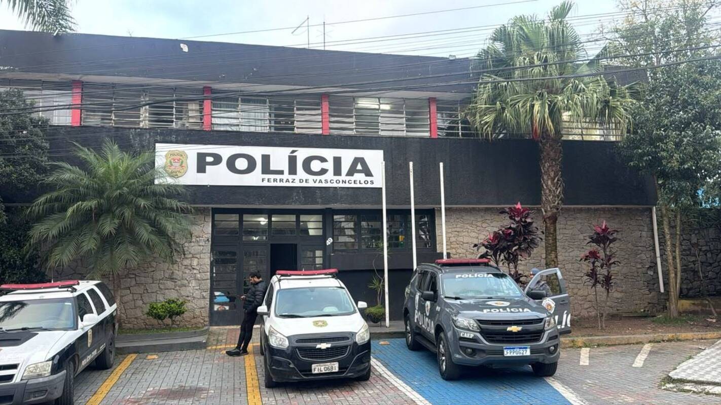 VÍDEO: homem morre e mulher fica ferida após Kombi ser alvo de tiros em Ferraz; 3 crianças ficaram ilesas