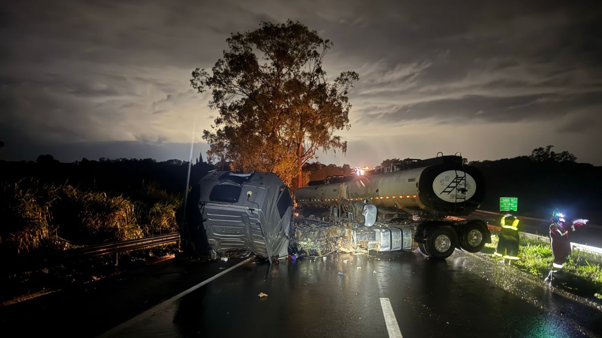Carreta bate em guardrail, bloqueia pista da BR-050 e deixa motorista gravemente ferido