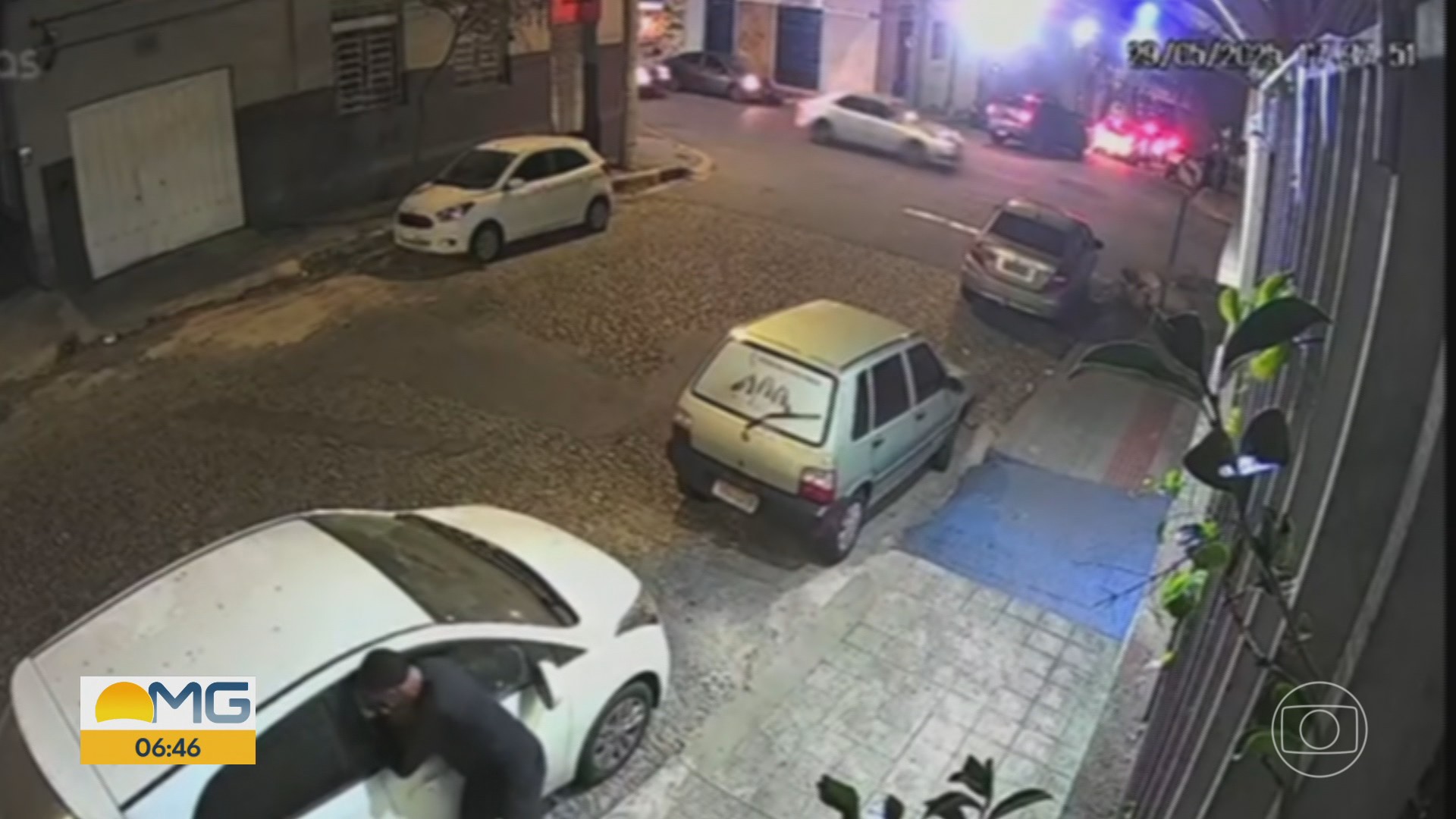 Vídeo mostra ladrão quebrando vidro de carro para roubar mochila em BH