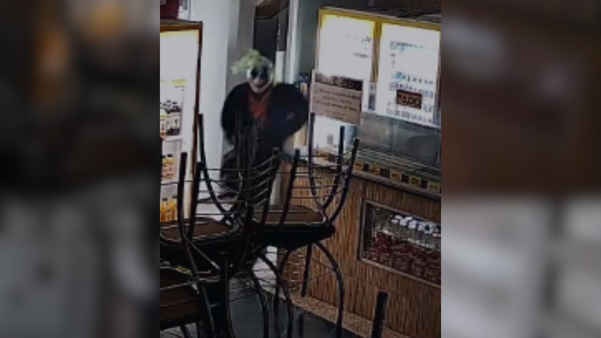 VÍDEO: Criminoso com máscara de palhaço e comparsa furtam dinheiro e refrigerantes de lanchonete em Uberlândia