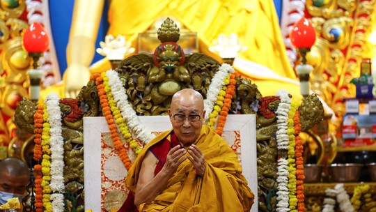 Dalai Lama diz que espera viver além dos 130 anos - Líder espiritual do budismo tibetano completa 90 anos neste domingo (6). Nesta semana, ele afirmou que irá reencarnar após a sua morte, dando sequência à linhagem espiritual.