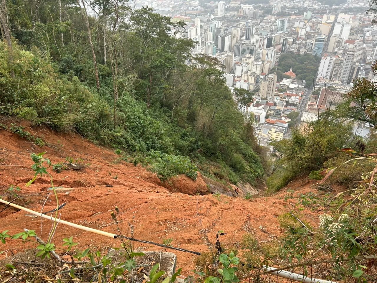 Mulher é socorrida em trilha no Morro do Cristo, em Juiz de Fora