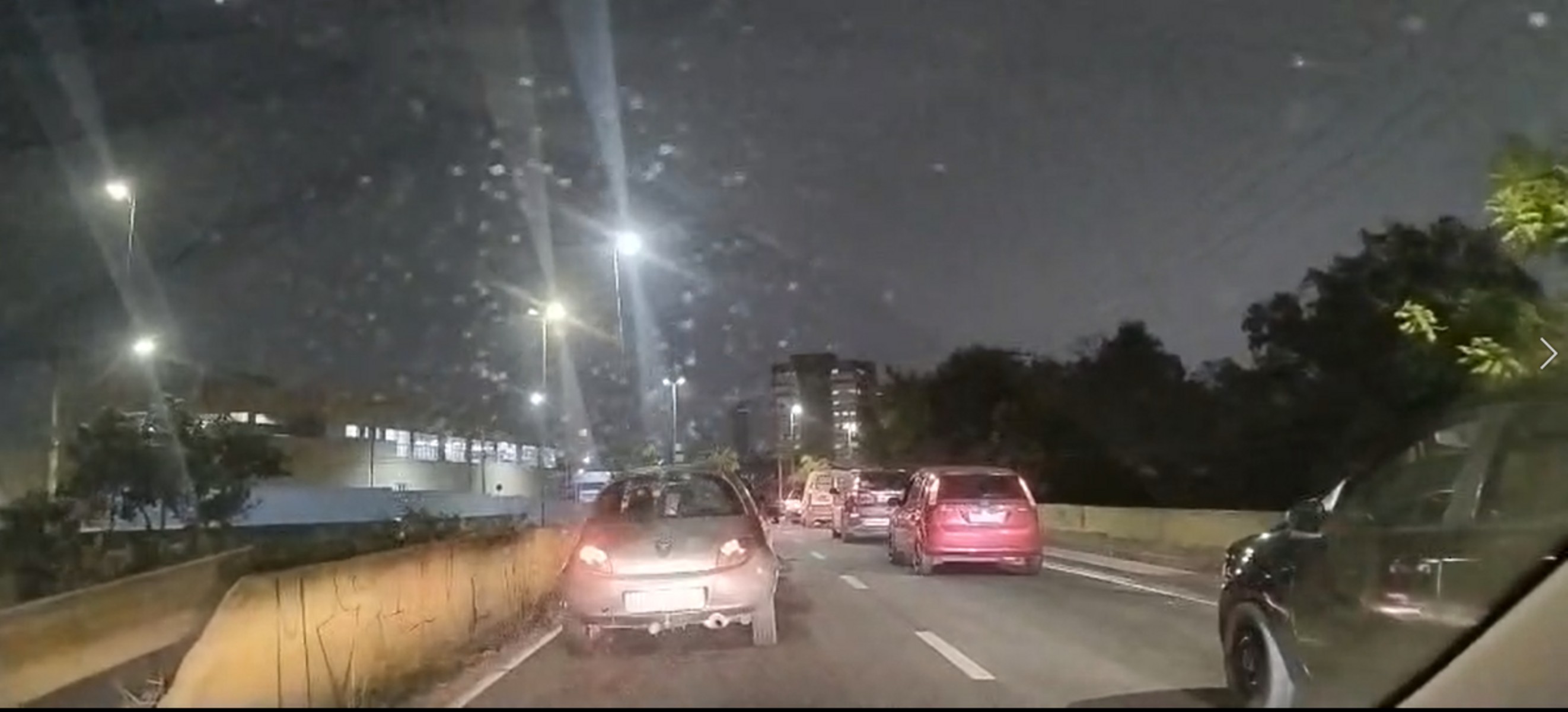 Após ficar 14 horas parado, caminhão é retirado e libera avenida em Mogi