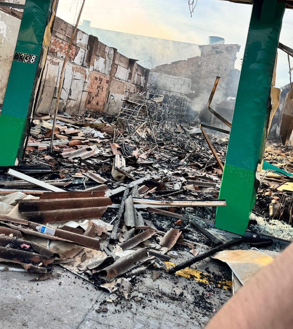 Imagens mostram como ficou loja atingida por incêndio em Paranatinga (MT) — Foto: Arquivo pessoal