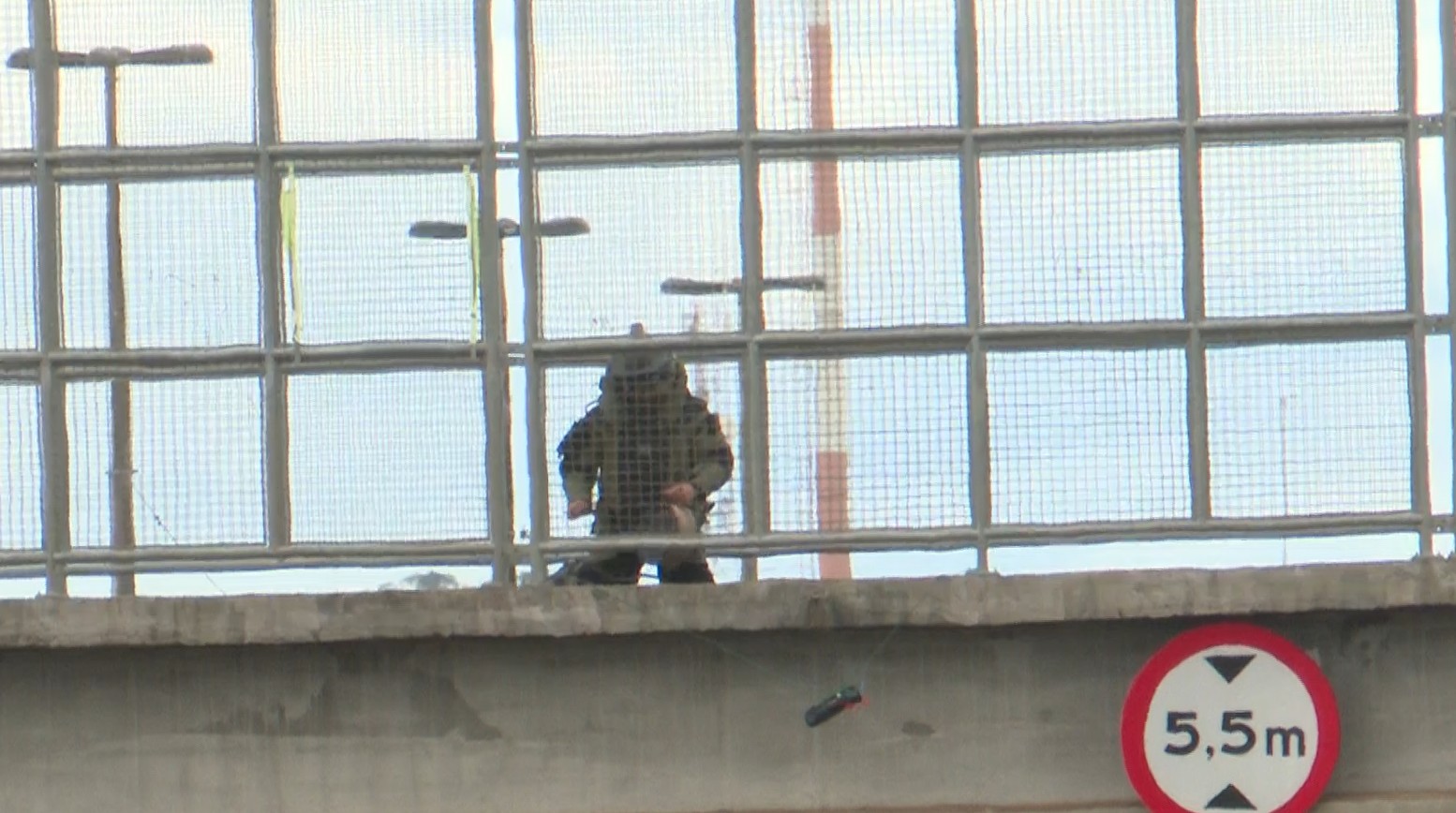 Rodovia do PR é bloqueada por suspeita de bomba após pedestre encontrar objeto pendurado em passarela