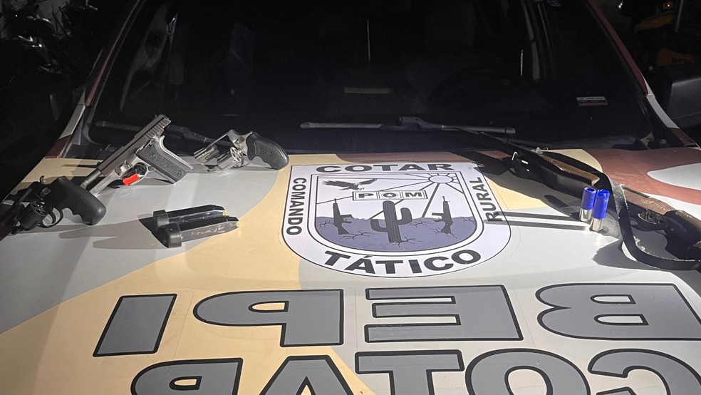 Quatro armas foram apreendidas durante ocorrência que deixou quatro criminosos mortos em Barreira, no Ceará. — Foto: Polícia Militar/ Divulgação