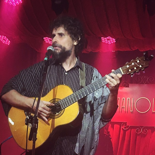 Thiago Amud acha um público pequeno (mas interessado) na complexidade vanguardista do show ‘Enseada perdida’