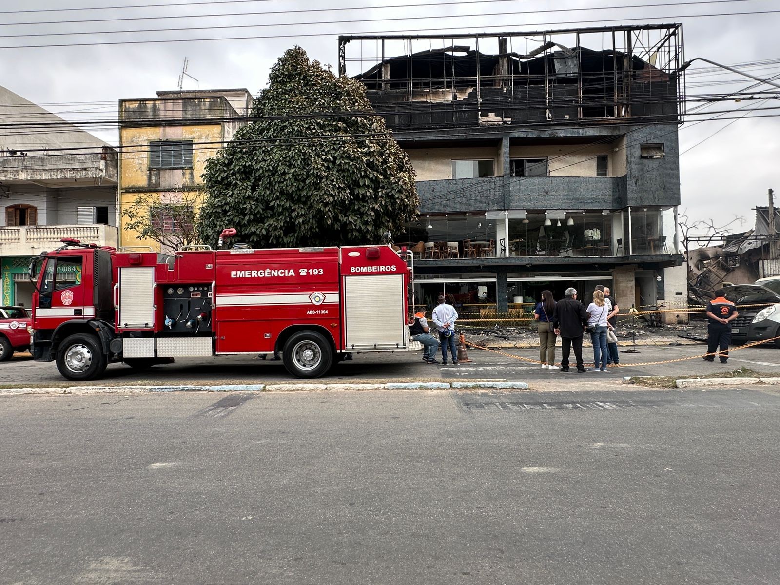 Prédio de loja de móveis atingido por incêndio segue interditado em Aparecida, SP