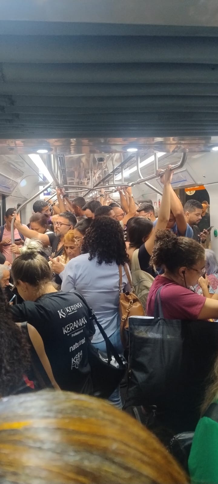 Passageiros relatam caos e lotação no metrô de BH; serviço passa a ter baldeação em horários de pico