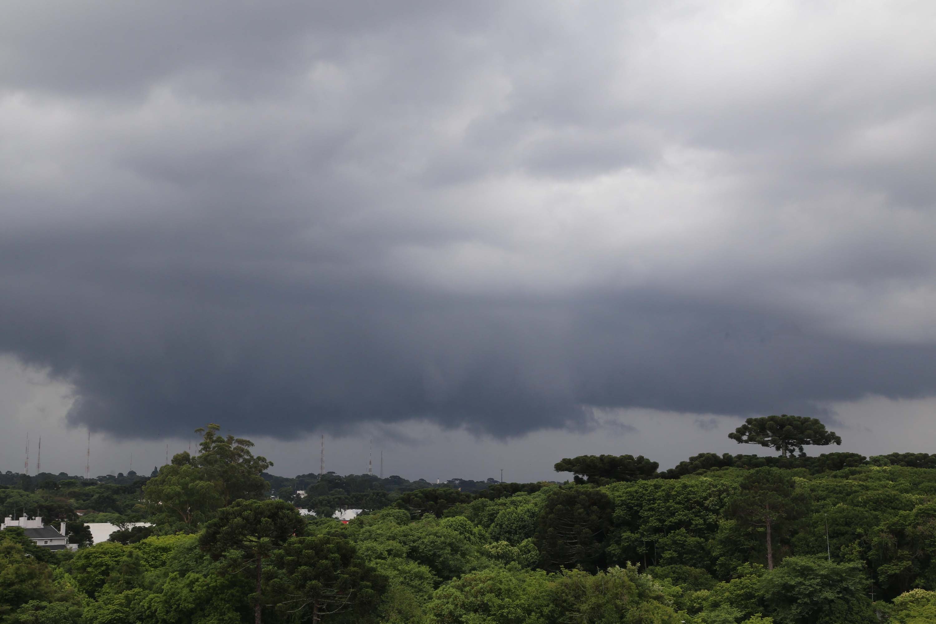 Inmet emite alerta de perigo de tempestade para 392 cidades do Paraná; veja lista