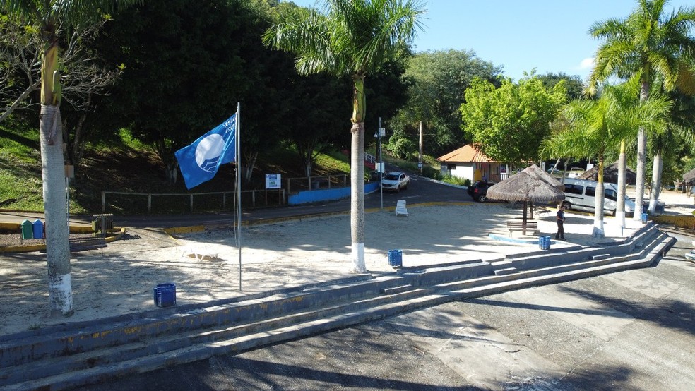Bandeira Azul hasteada na Prainha de Itá, no Oeste de Santa Catarina — Foto: Djone Alves/Divulgação