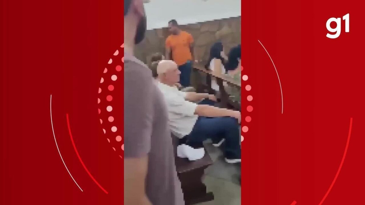 Mulher flagra suposta traição dentro de igreja em Barbacena