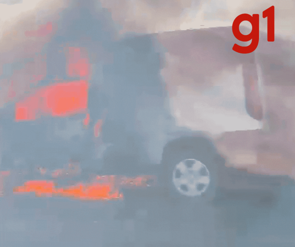 VÍDEO: carro pega fogo perto de pista do Aeroporto Marechal Rondon e causa congestionamento em Várzea Grande (MT)