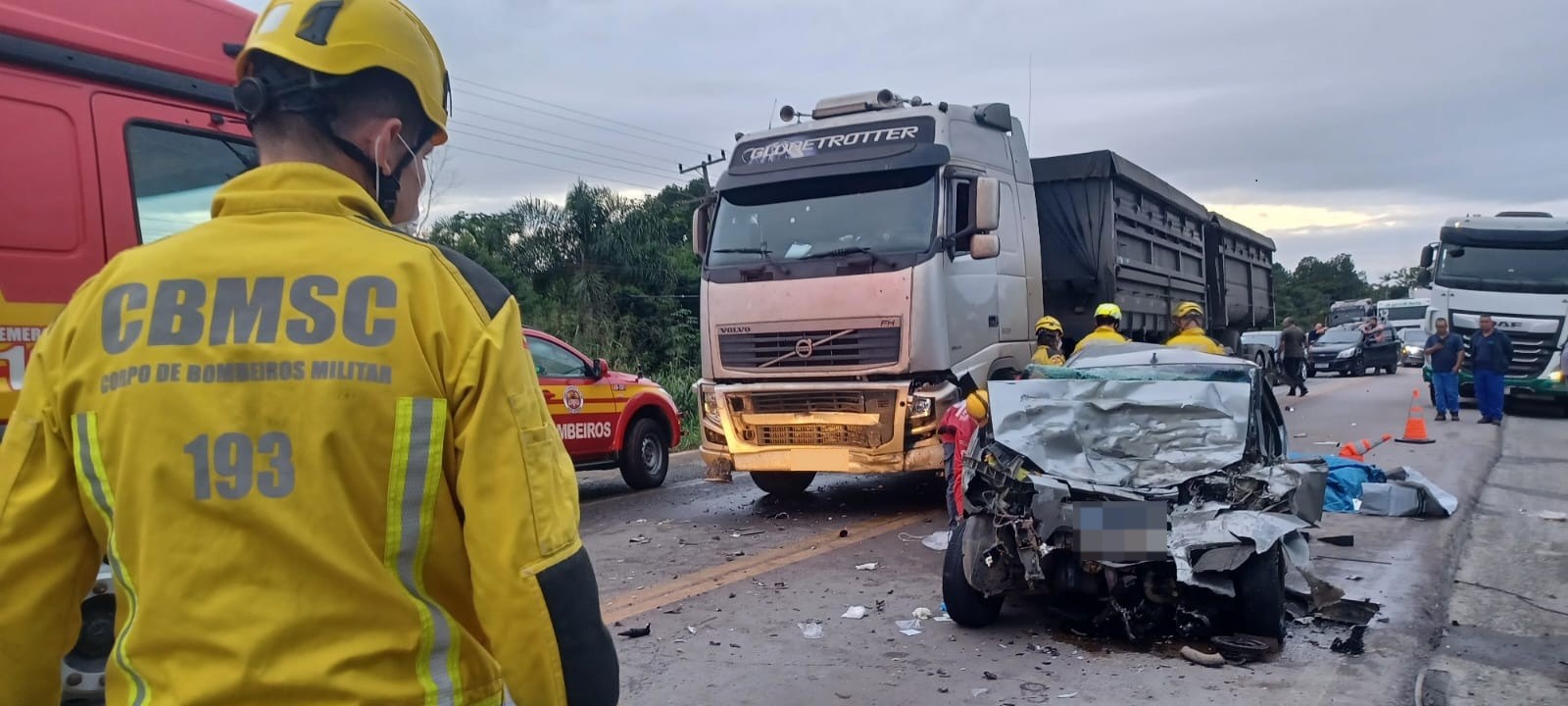 Batida frontal entre carro e caminhão deixa mortos e crianças feridas na BR-280 em SC