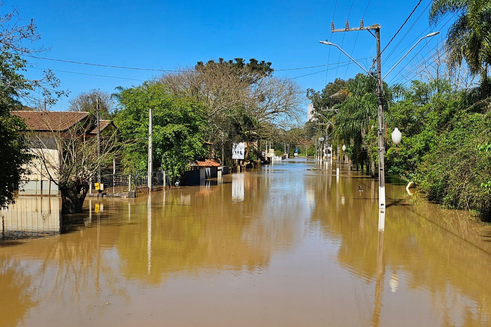 Cheia deixa mais de 120 pessoas desalojadas em Rio Negro, no Paraná
