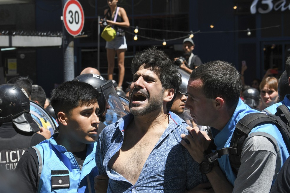 Homem é detido durante onda de protestos contra pacote de reformas anunciado pelo presidente da Argentina, Javier Milei, em Buenos Aires, em 27 de dezembro de 2023. — Foto: Gustavo Garello/ AP
