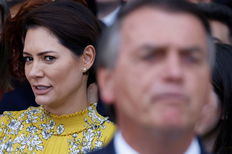 A ex-primeira-dama Michelle Bolsonaro (à esquerda) e o ex-presidente Jair Bolsonaro (à direita) — Foto: Adriano Machado/Reuters