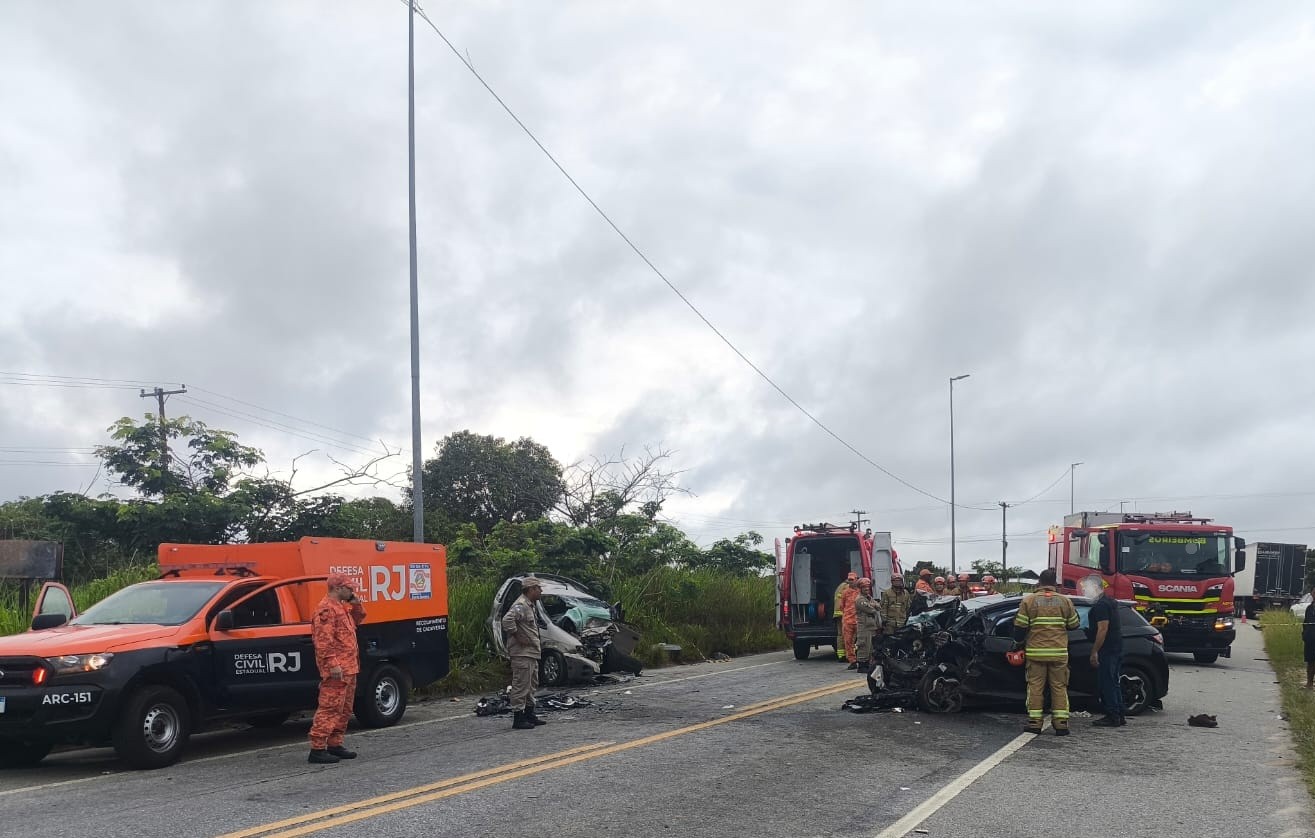 Acidente com três carros deixa três mortos e oito feridos na RJ-124, em Araruama