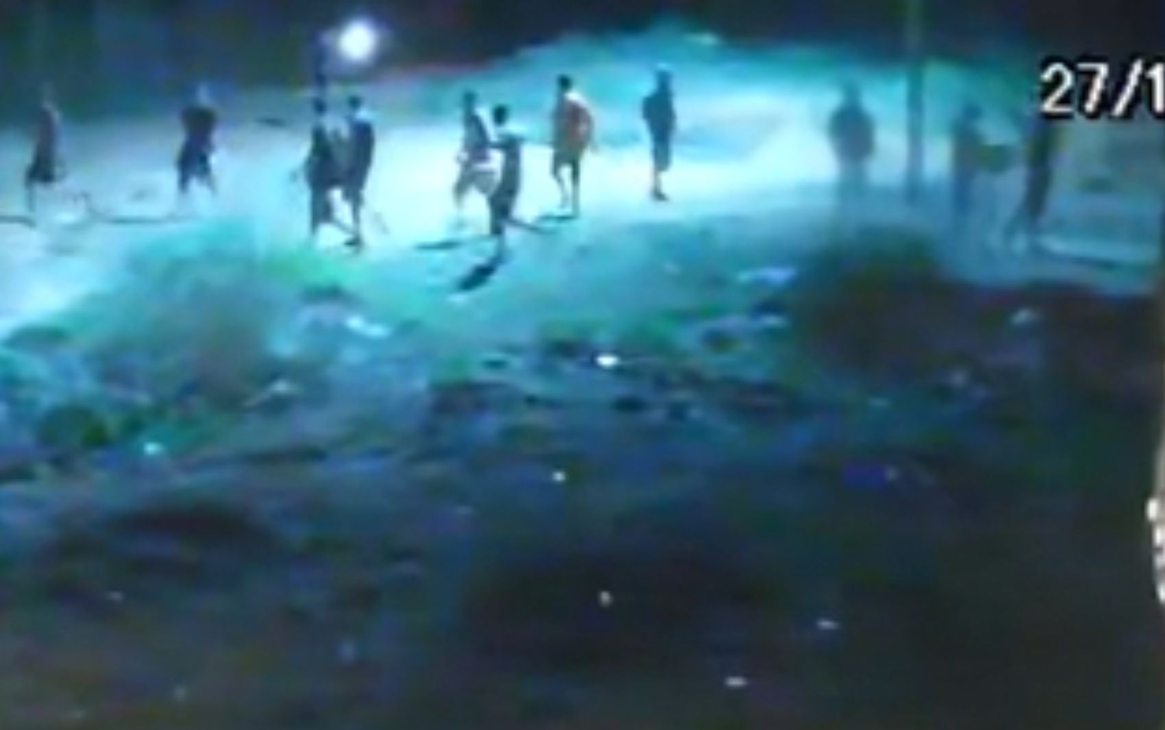 Criança de 11 anos é internada após ser espancada por jovens que têm rixa com o irmão dela; vídeo