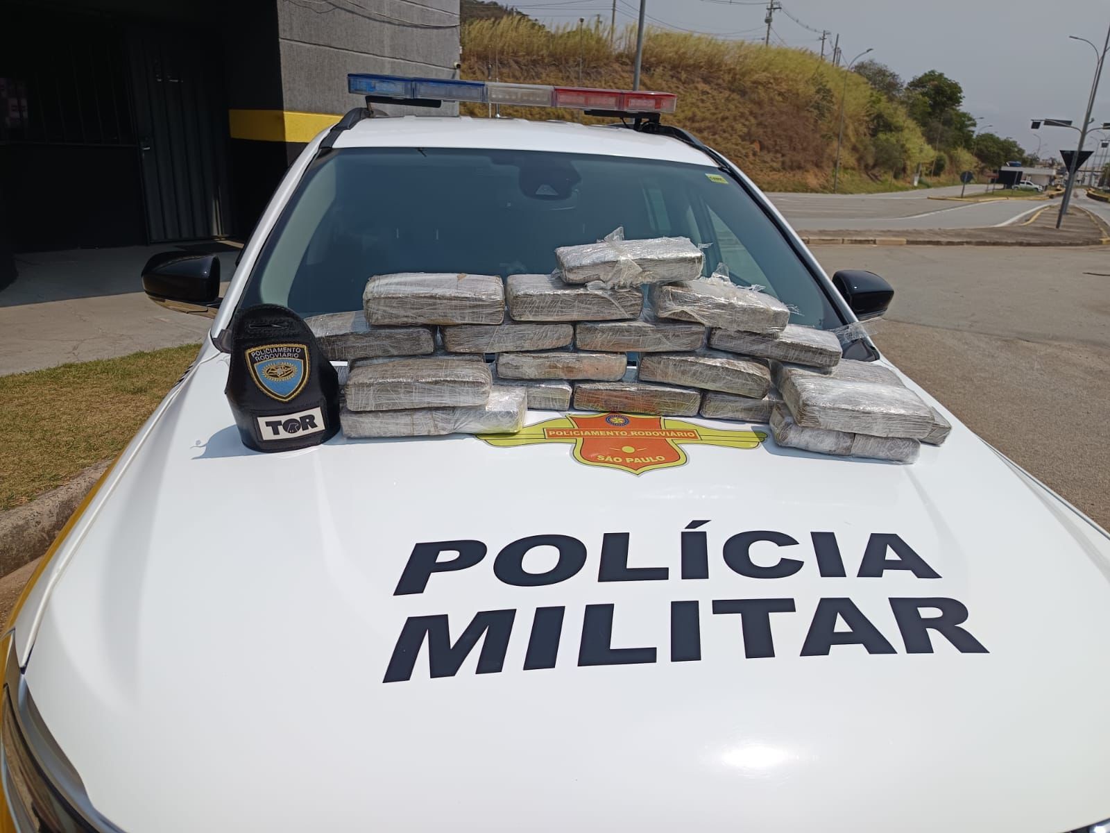 Polícia encontra tijolos de maconha em bagagem de adolescente na rodovia Castello Branco em Itu