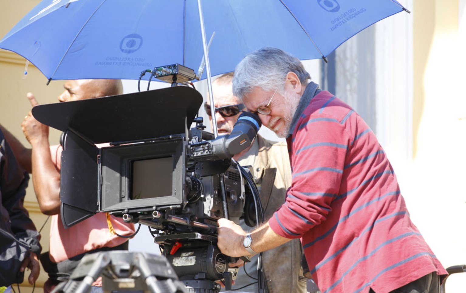 Walter Carvalho, diretor de fotografia da novela, em ação em Petrópolis — Foto: Acervo Globo