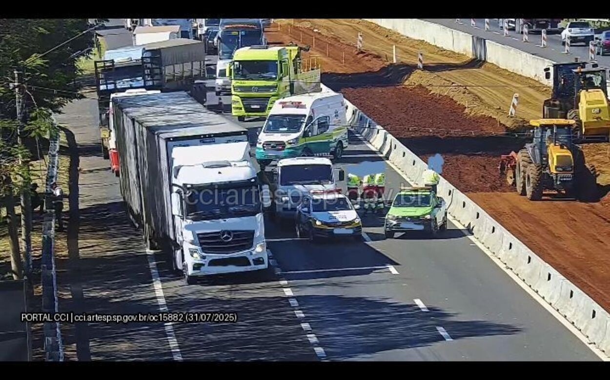 Motociclista morre após bater em traseira de caminhão na Rodovia Washington Luís 