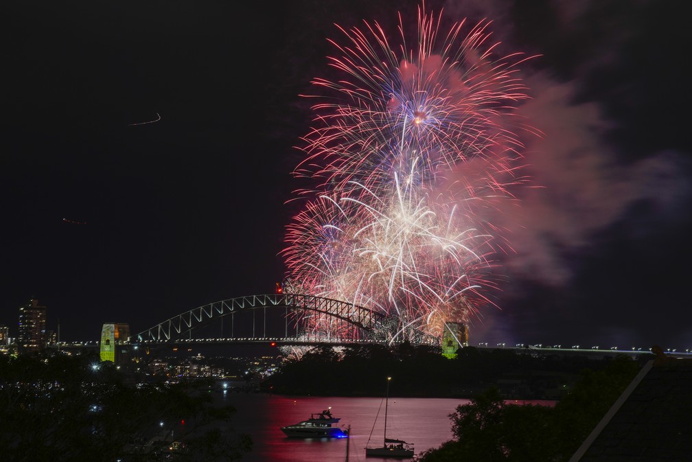 Fogos de artifício em Sidney, na preparação para a virada do ano, neste domingo (31) — Foto: AP