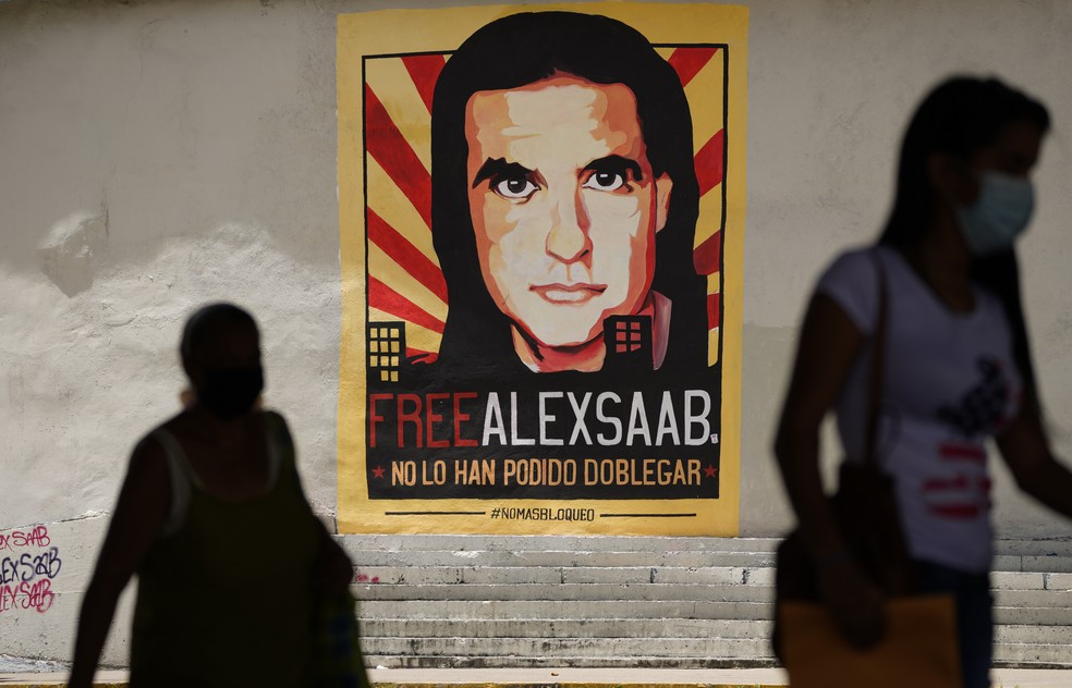 Pôster em Caracas de Alex Saab, aliado de Maduro que havia sido preso nos Estados Unidos — Foto: Ariana Cubillos/AP