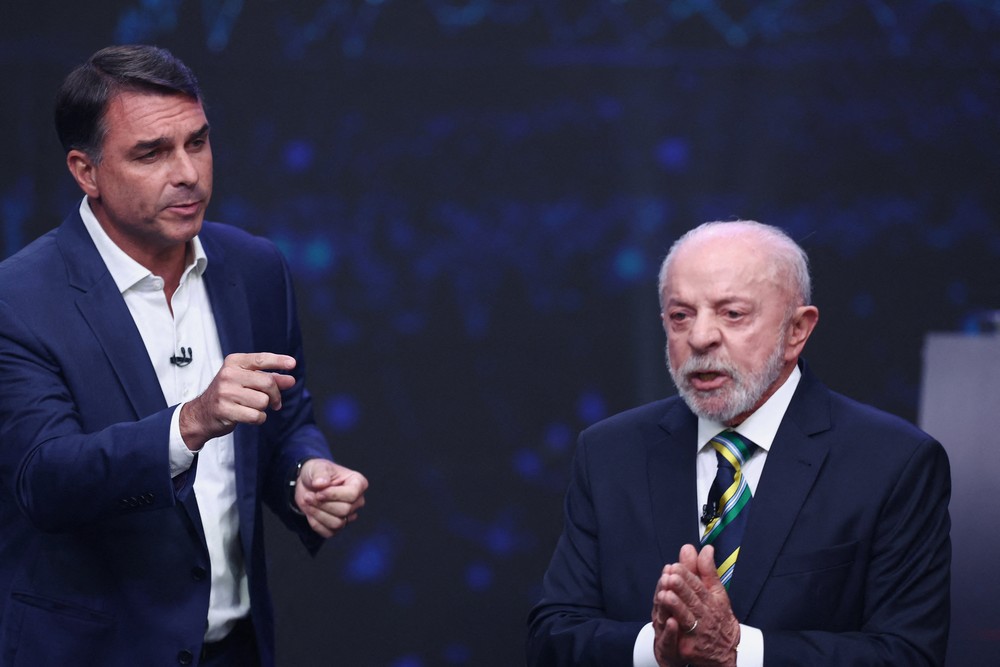 Campanhas de Lula e Flávio Bolsonaro divergem sobre resultados do primeiro debate televisivo
