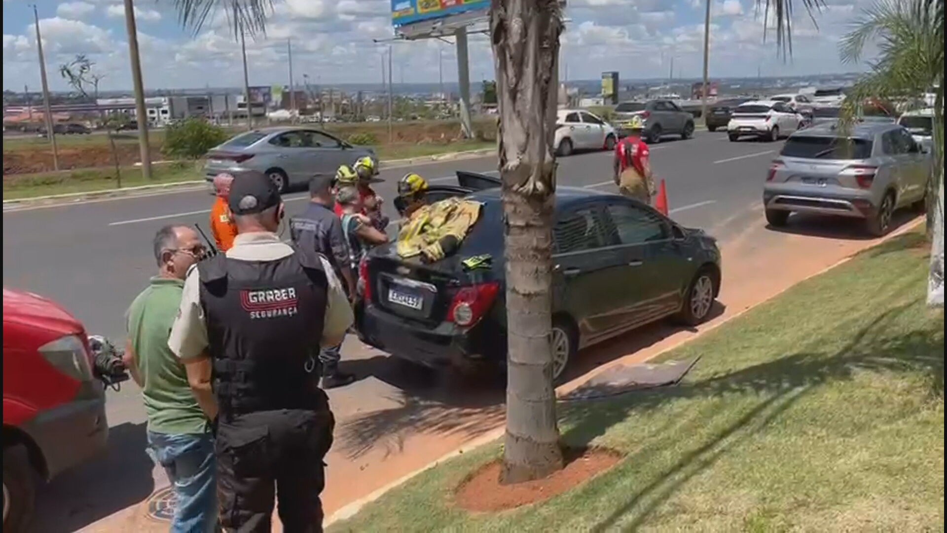 Bebê é resgatado após ficar preso em carro fechado em frente a shopping no DF