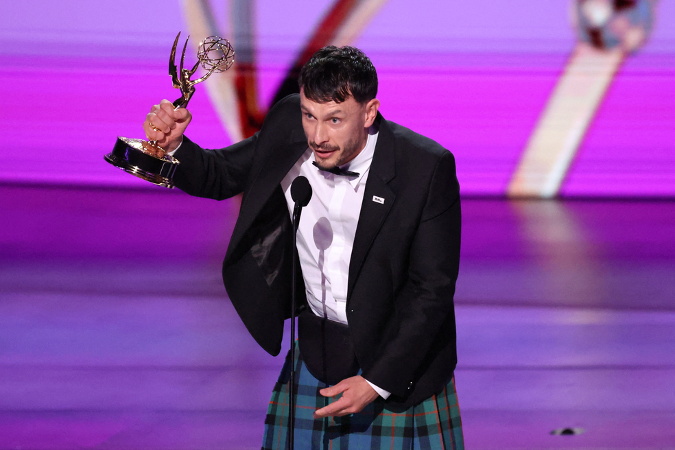 Richard Gadd recebe o Emmy 2024 como melhor roteiro em minissérie por 'Bebê Rena' — Foto: Mario Anzuoni/Reuters