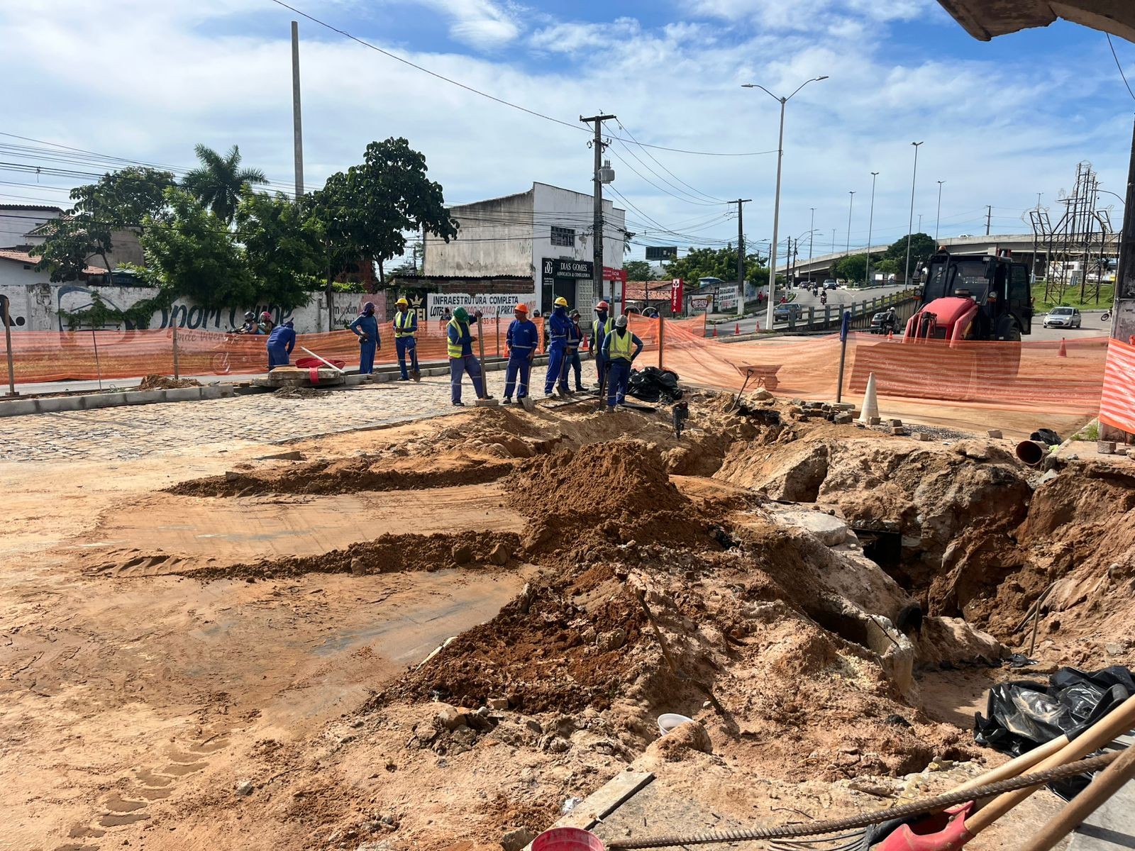 Obra da Caern mantém trecho da Avenida João Medeiros Filho interditado em Natal 