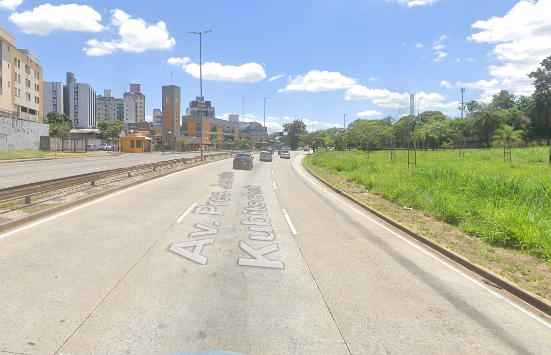 Mulher morre após ser atropelada por caminhão e moto; motorista foge sem prestar socorro