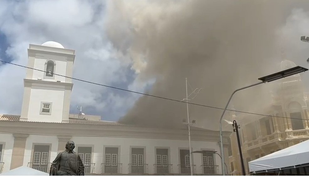 Incêndio provocou bastante fumaça na Câmara — Foto: Reprodução/Redes Sociais